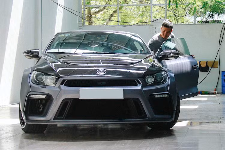 Dù từng được phân phối chính hãng Volkswagen tại Việt Nam từ cuối năm 2010 nhưng Scirocco vẫn có số lượng rất ít ở nước ta. Dù là một dòng xe hiếm nhưng khá nhiều chiếc Scirocco có mặt tại Việt Nam đã được độ lại. Trong đó, bản độ Scirocco với gói widebody PPV430R của hãng A Spec của một người chơi xe tại Đà Nẵng có thể coi là chiếc Scirocco với ngoại hình ấn tượng nhất.