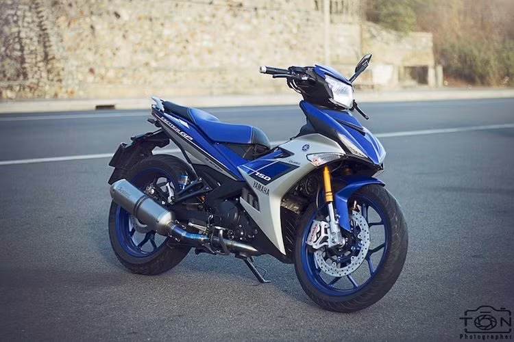 Ở dạng nguyên bản, mẫu xe côn tay Yamaha Exciter 150 được rất nhiều biker Việt ưa chuộng bởi kiểu dáng thể thao bắt mắt và dễ độ. Ngoài những bản độ "khủng", có không ít những người chơi xe tại Việt Nam cảm thấy bằng lòng với kiểu dáng của chiếc xe nguyên bản và chỉ tìm cách khiến cho chiếc Exciter 150 có nhiều nét "chấm phá" hơn.