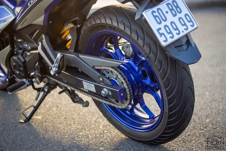 Ngay cả chắn bùn kèm pát biển số nguyên bản của Exciter cũng đã được chủ xe giữ lại. Chiếc Exciter cũng mang biển số tứ quý 9 khá đẹp 599.99. Ở phía sau, mâm nguyên bản của Exciter đã được thay bằng mâm R3, đi kèm lốp 140/70/17.