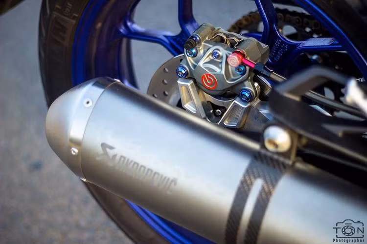 Hệ thống phuộc sau cũng được nâng cấp bằng phuộc Ohlins. Cuối cùng, cũng giống như bánh trước, bánh sau của xe cũng có hệ thống phanh được nâng cấp với heo Brembo, nhưng sử dụng loại 2 pis đối xứng. Trên tổng thể chiếc xe, nhiều chi tiết còn được chủ nhân "trang điểm" nhẹ bằng các con ốc titan Proti.