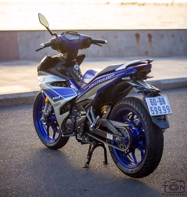 Dù có kiểu dáng bên ngoài trông gần như không khác gì xe nguyên bản, tuy nhiên chiếc Yamaha Exciter 150 với biển số tứ quý 9 của một biker Đồng Nai trên thực tế lại được độ khá "khủng".