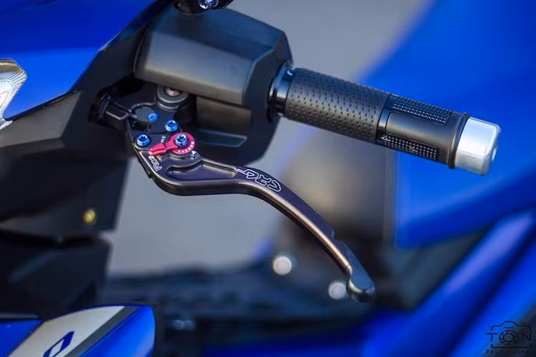 Nằm ở phía trên tay lái, chiếc Exciter cũng chỉ được trang bị một số "đồ chơi" nhẹ nhàng và khá quen thuộc với người chơi xe Việt như cùm côn CRG, cặp bao tay Rizoma Lux, gương hậu Rizoma Ellise...