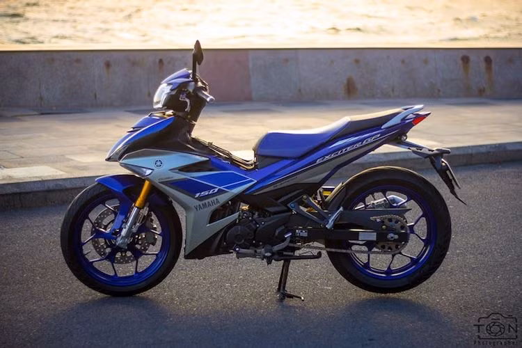 Nếu nhìn qua, có vẻ như chiếc Exciter 150 GP của biker tại Đồng Nai này hoàn toàn được giữ nguyên bản. Tuy nhiên trên thực tế, chiếc xe đã được chủ nhân độ lại khá "khủng" với "dàn chân" môtô phân khối lớn và một loạt các phụ tùng "hàng hiệu".