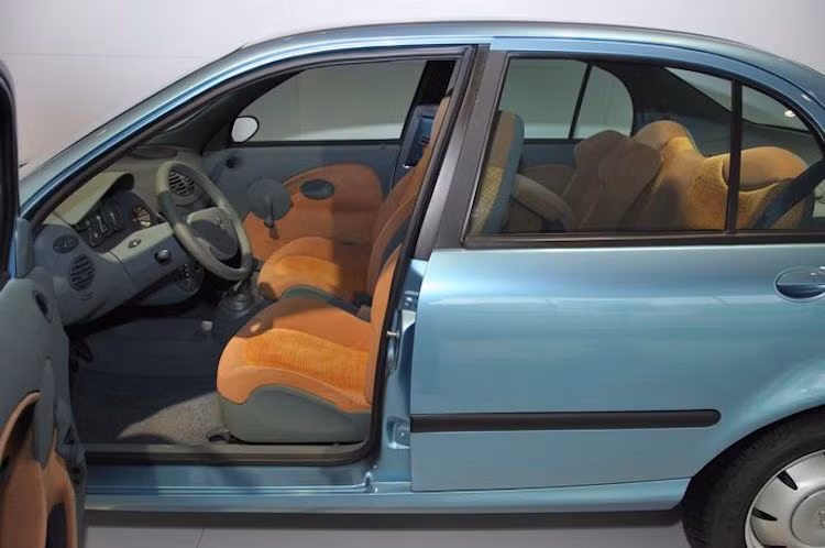 Đúng theo yêu cầu của chính phủ Trung Quốc, C88 có 5 chỗ. Để giảm giá thành, Porsche đã thiết kế nội thất xe với đa số chi tiết bằng nhựa cứng, những ghế ngồi chỉnh cơ và bọc vải nỉ cùng cửa kính quay tay. Một số chi tiết như khe gió điều hòa đã được hãng lấy từ những dòng xe sang Porsche đang trên dây chuyền vào lúc đó.