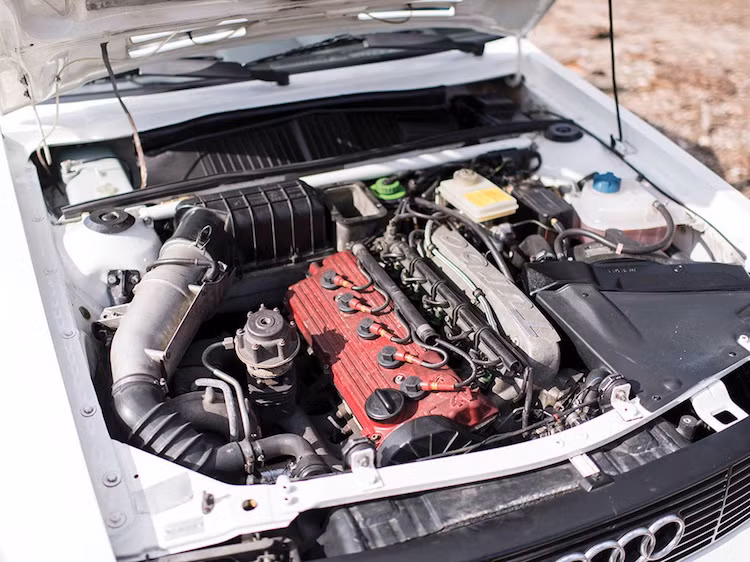 Nằm dưới nắp ca-pô của Sport Quattro S1 là khối động cơ 5 xi-lanh thẳng hàng 2133 cc tăng áp, DOHC 4 xi-lanh gần như được thiết kế lại hoàn toàn so với phiên bản Quattro đầu tiên. Nhờ có turbo của hãng KKK và hệ thống phun nhiên liệu điện tử của Bosch, động cơ này có thể đạt công suất 302 mã lực ở phiên bản thương mại và có thể lên tới 444 mã lực trên xe đua.