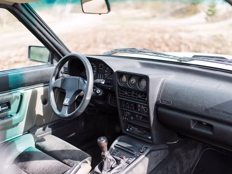 Tương tự như ngoại thất, nội thất của chiếc xe cũng là tập hợp của các hình khối vuông vức. Xét trên tiêu chuẩn của thập niên 80 nói riêng và những mẫu xe thể thao nói chung, các trang bị của Sport Quattro S1 tương đối đầy đủ với dàn âm thanh, đầu cassette, các cửa kính điều khiển bằng điện...