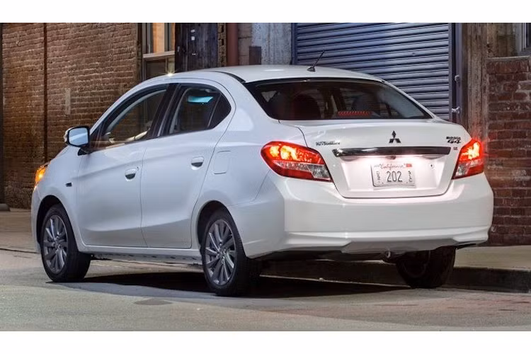 Ở bên ngoài, cả Mirage và Attrage 2017 đều gần như không có sự khác biệt so với đời cũ. Trong đó, mẫu sedan hạng B Attrage 2017 sở hữu cản trước cùng đèn hậu với một chút sửa đổi, còn phiên bản hatchback Mirage chỉ có thêm đèn LED ban ngày nằm ở trên cản trước.