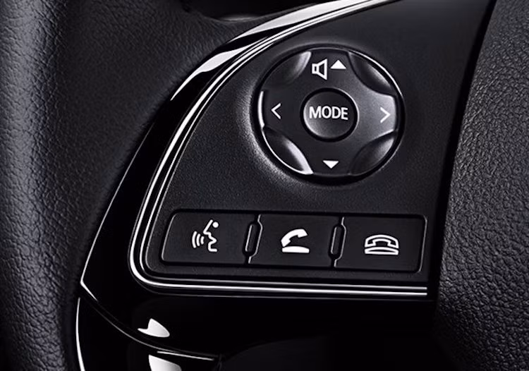 Dù vẫn sử dụng các chất liệu lộ rõ vẻ rẻ tiền như nhựa bóng và nhựa cứng nhưng nội thất của Mirage và Attrage 2017 được nâng cấp thêm một số trang bị tiện nghi mới, khởi đầu là vô-lăng với các phím bấm điều chỉnh hệ thống âm thanh tích hợp.