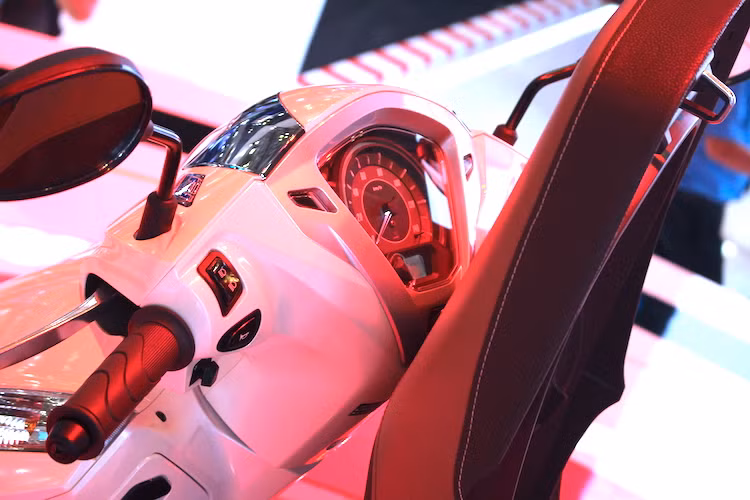 Bảng đồng hồ của xe vẫn có hình dáng và chức năng tương tự thế hệ cũ. Tuy nhiên, một điểm mới đáng chú ý trên Lead 125 thế hệ mới đó là chiếc xe đã được trang bị hệ thống khóa thông minh Smart Key, bao gồm chức năng mở/tắt xe từ xa và hệ thống xác định vị trí xe thông minh. Hộp đựng đồ phía trước của chiếc xe cũng đạt thể tích lớn hơn, lên tới 500 ml.