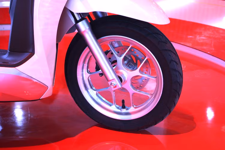 Giống như thế hệ cũ, Lead mới vẫn được trang bị hệ thống phanh trước đĩa đơn 1 piston và phanh đùm phía sau. Tuy nhiên thay vì bộ mâm 5 cánh đơn của phiên bản trước, chiếc xe đã được Honda thay cho mâm 5 cánh kép hình chữ Y - kiểu dáng tương tự nhiều dòng xe Honda hiện nay như MSX125 hay SH Mode.