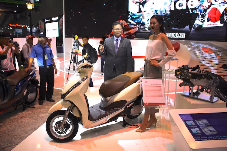 Bên cạnh MSX125 2017, tay ga Honda Lead 2017 là mẫu xe thứ 2 chuẩn bị bán ra được Honda ra mắt tại triển lãm xe máy Việt Nam 2017 (VMCS 2017). Thế hệ Lead mới ra đời nhằm thay thế cho phiên bản cũ vốn đã xuất hiện từ năm 2013 và đã được bổ sung thêm nhiều tiện nghi vốn chỉ xuất hiện trên các dòng xe tay ga cao cấp của Honda trước đây.