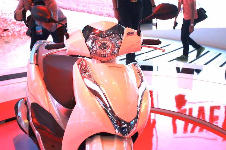 Ở phía trước, chiếc xe vẫn được trang bị đèn xi-nhan kèm demi kéo dài hết mặt nạ trước và xếp thành hình chữ V. Tuy nhiên trên phiên bản mới này, đèn demi của chiếc xe đã có thiết kế mới và sử dụng công nghệ chiếu sáng LED hiện đại, bắt mắt hơn. Đèn pha của xe vẫn nằm ở trên tay lái, nhưng còn có thêm phần trang trí mạ chrome ở phía trên sang trọng hơn.