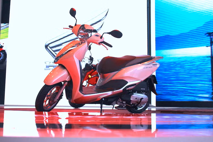 So với thế hệ cũ, Lead 125 mới vẫn giữ "phom" của một chiếc xe tay ga đô thị, hướng tới nhóm khách hàng nữ giới. Tuy nhiên trên phiên bản mới này, Honda đã thay đổi nhiều chi tiết và đường nét hơn, khiến Lead trông nổi bật, hiện đại hơn và tạo sự khác biệt so với phiên bản cũ.