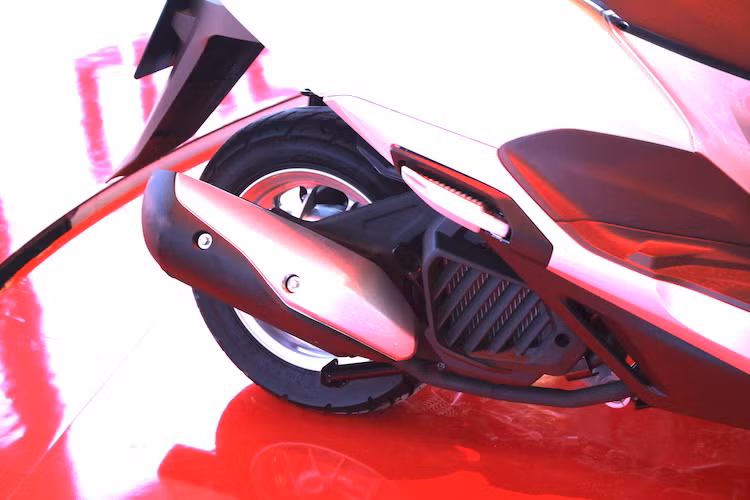 Cung cấp sức mạnh cho Lead vẫn tiếp tục là động cơ eSP 4 kỳ, xy-lanh đơn, làm mát bằng dung dịch với các công nghệ như phun xăng điện tử PGM-FI, bộ đề ACG. Theo Honda, mức tiêu hao nhiên liệu của xe giảm 2,4% so với phiên bản cũ nhờ hệ thống PGM-FI được tinh chỉnh lại.