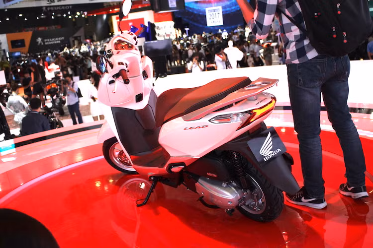 Giống như phía trước, đèn hậu của Lead 2017 cũng đã được thiết kế lại hiện đại và đẹp mắt hơn với dải LED đỏ nổi bật. Logo Lead hai bên thân xe cũng được thiết kế lại và là dạng tem nổi mạ bóng cao cấp.