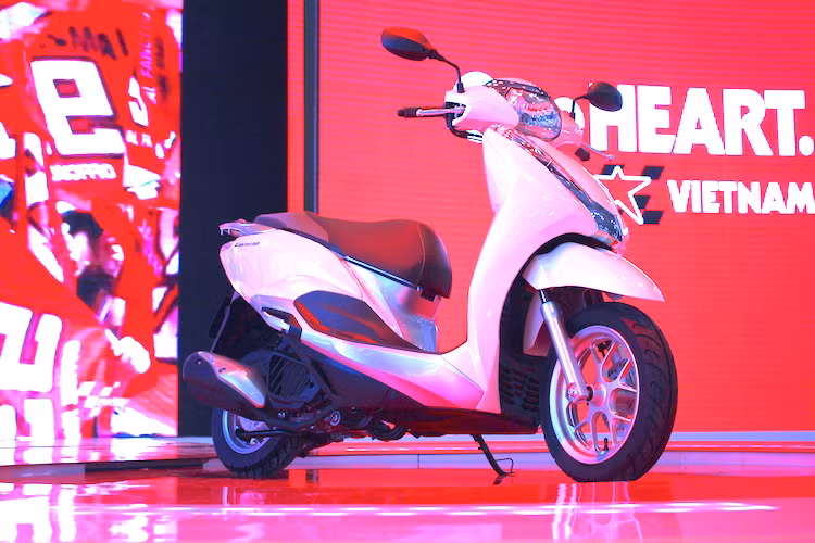 Tổng hòa các đường nét trên phiên bản Lead mới được điều chỉnh cho thon gọn và ôm sát người lái hơn, tạo cảm giác thoải mái khi lái xe. Dọc hai bên thân là những đường gờ nổi đậm và góc cạnh hơn, mang đến cho mẫu xe một diện mạo quen thuộc mà khác biệt so với bản cũ..