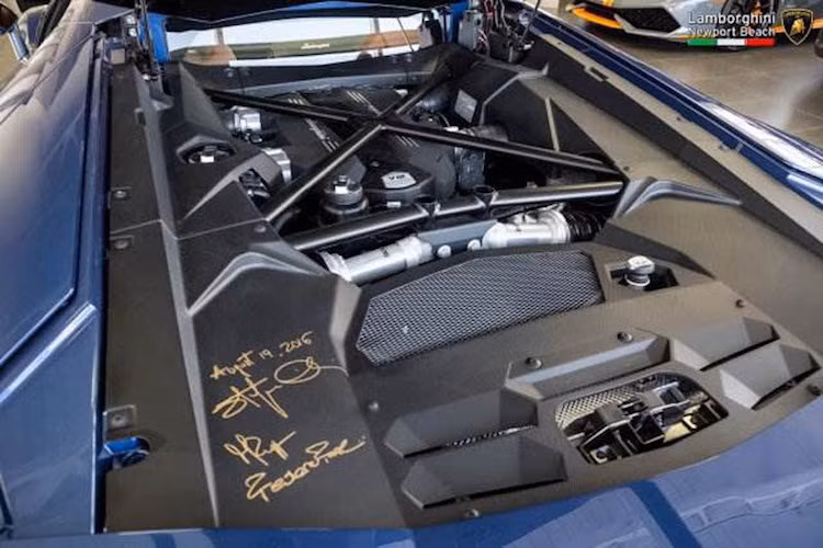 Nằm ở bên dưới nắp máy phía sau, Lamborghini Miura Homage vẫn tiếp tục được trang bị khối trang bị động cơ V12 6.5l nạp khí tự nhiên với công suất tối đa 690 mã lực và mô-men xoắn cực đại 690 Nm. Kết hợp cùng hệ dẫn động 4 bánh toàn thời gian và hộp số ISR 7 cấp, siêu xe Lamborghini đặc biệt này có thể đạt thời gian tăng tốc 0-100 km/h trong 2,9 giây.