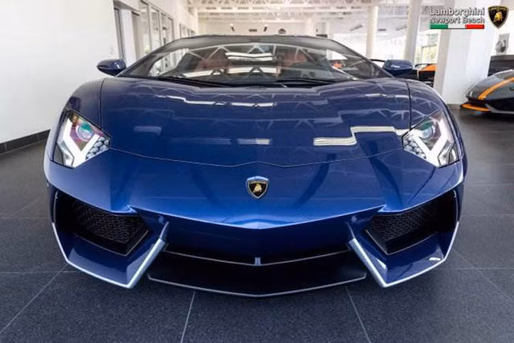 Tuy nhiên mới đây, đại lý Lamborghini ở New Port Beach, California đã rao bán một chiếc màu Blu Tahiti "hàng lướt" mới chỉ chạy được 161 km với giá 499.990 USD (tương đương 11,3 tỷ đồng). Số tiền này đắt hơn 100.000 USD so với một chiếc Lamborghini Aventador S mới "kính coong", nhưng do là phiên bản đặc biệt nên chắc chắn Aventador Miura Homage sẽ giữ giá lâu hơn nhiều.