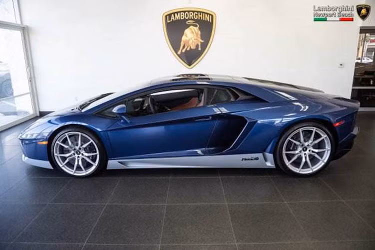 Mọi chiếc Aventador Miura Homage đều có thân xe sơn 2 tông màu, tất cả đều được lấy ý tưởng từ những màu sơn trước đây của Miura. Khách hàng có thể lựa chọn một số sự kết hợp màu sắc khác nhau như Verde Scandal và Blu Tahiti.