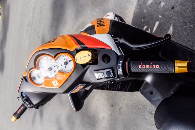 Ở phía trên tay lái của chiếc Dylan cũng là một loạt các món đồ chơi quen thuộc với dân chơi xe Việt như bao tay Domino, gù xéo Rizoma, đồng hồ Koso Mini 3, bình dầu Rizoma, cùm ga cuốn Domino, tay phanh CRG và cùm phanh trước Brembo RCS. Viền bảng đồng hồ của xe cũng được sơn màu cam nổi bật và gắn logo Honda bằng titan làm điểm nhấn.