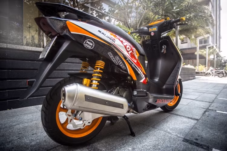 Những chiếc Dylan nguyên bản vốn không được trang bị phanh đĩa phía sau. Tuy nhiên trên bản độ này, chiếc xe đã được chế phanh đĩa sau bằng cách khoan lỗ ở mâm và gắn đĩa Galfer, kết hợp cùng heo Brembo pad nhôm CNC.