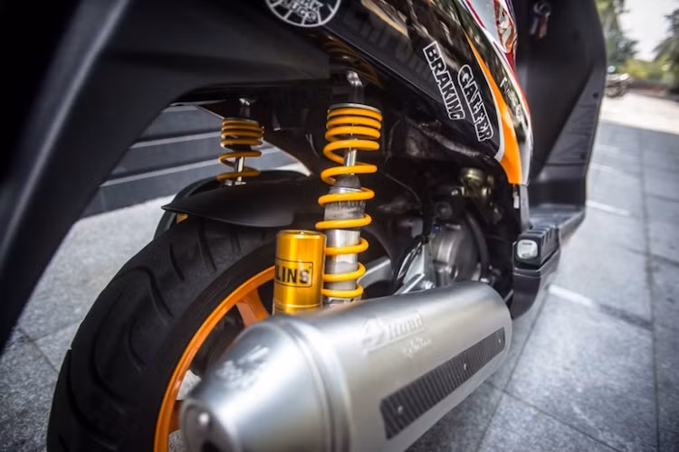 Do có kết cấu khá giống với Honda SH, chính vì vậy cặp phuộc Ohlins vốn dành cho SH đã được lắp vừa hoàn hảo trên Honda Dylan. Bên cạnh đó, chủ xe cũng đã lắp cây pô Leovince 4 Road vốn được thiết kế dành cho nhiều mẫu xe ga khác nhau, khiến tiếng nổ của Dylan trở nên ấm và mạnh mẽ hơn.