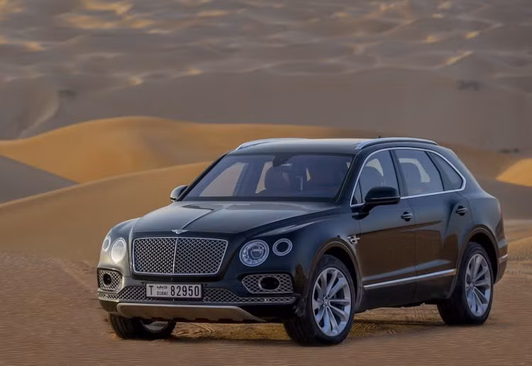 Giống các phiên bản thường, "Trái tim" của siêu SUV Bentayga Falconry chính là khối động cơ W12 6.0l tăng áp kép thế hệ mới, với công suất lên tới 600 mã lực và mô-men xoắn cực đại "khổng lồ" 900 Nm. Động cơ của xe kết hợp với hộp số tự động 8 cấp và hệ thống dẫn động 4 bánh khiến nó thể tăng tốc từ 0-100 km/h chỉ trong 4 giây và đạt tốc độ tối đa 301 km/h.