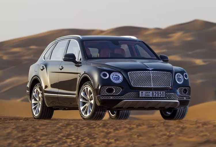 Với diện tích sa mạc lớn, vùng Trung Đông là nơi lý tưởng để thỏa mãn thú chơi thuần hóa diều hâu của các đại gia. Hướng tới nhóm khách hàng đặc biệt này, hãng siêu xe sang Anh quốc vừa tung ra phiên bản Bentley Bentayga Falconry được "độ" lại bởi bộ phận cá nhân hóa Mulliner, dựa trên cơ sở dòng SUV siêu sang Bentley Bentayga.