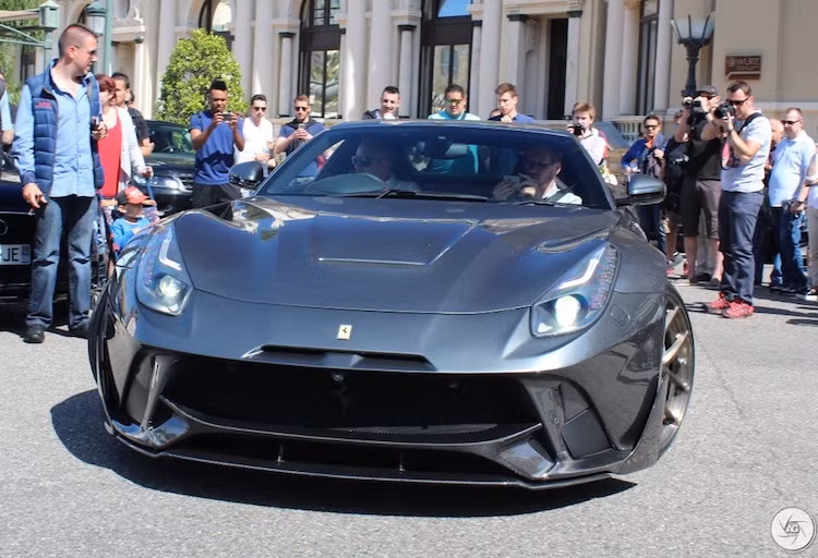 Ở phía trước, mỗi chiếc F12Berlinetta được trang bị gói độ của Onyx Concept đều sở hữu "bộ mặt" mới đầy dữ dằn bởi các khe hút gió làm mát trên cản trước và cánh khuếch tán khí động học bằng sợi carbon ốp dưới cản. Mẫu cản trước với tên gọi Aero F2X này có thể được mua rời.