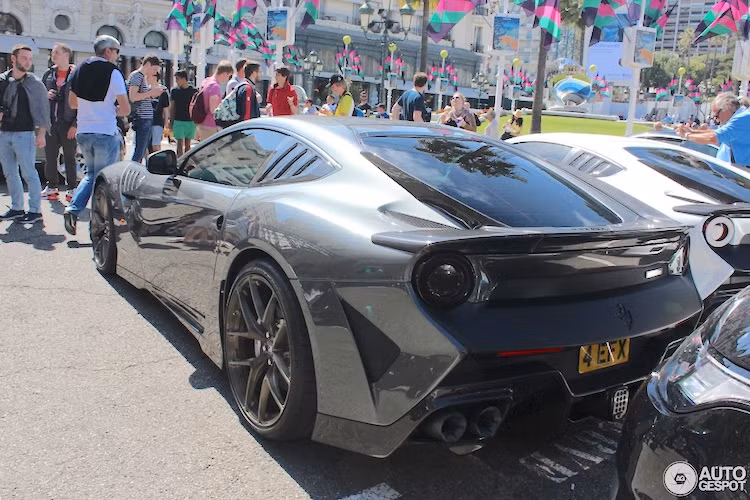 Ở phía sau, Onyx Concept đã hoàn toàn thay đổi thiết kế nguyên bản của F12Berlinetta với bộ cản hoàn toàn mới, bên cạnh cánh đuôi dạng nẹp bằng sợi carbron ở phía trên nắp khoang hành lý. Chiếc xe còn sở hữu hệ thống xả "hàng thửa" với khả năng điều chỉnh âm lượng theo ý muốn của chủ xe.