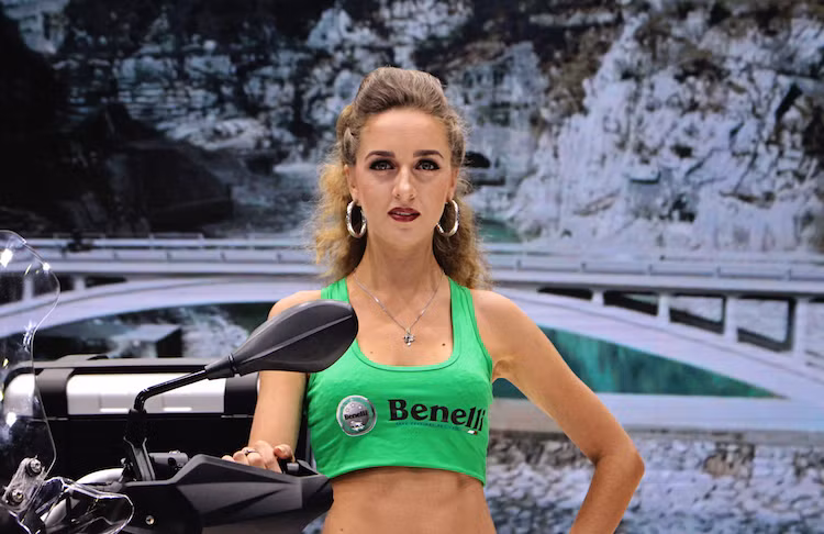 Benelli là hãng xe duy nhất góp mặt với những người mẫu "Tây". Vào năm ngoái, hãng xe này cũng đã góp mặt với những chân dài người Ý đầy nóng bỏng.