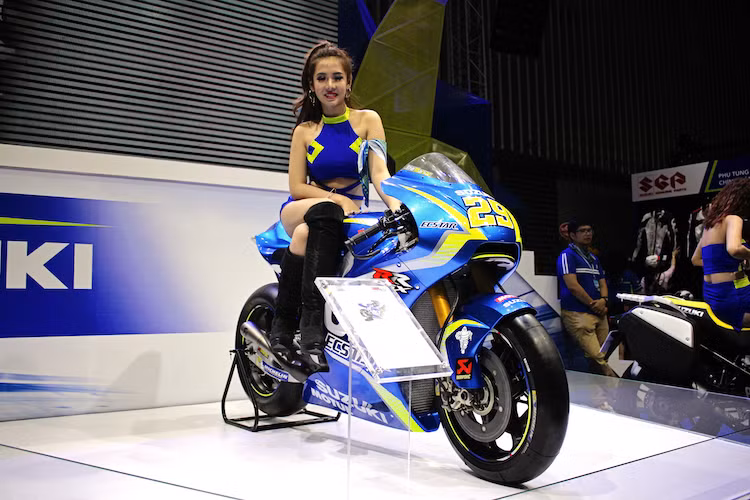 Giống như mọi triển lãm xe khác được tổ chức trên Thế giới, triển lãm xe máy Việt Nam 2017 (VMCS 2017) không thể thiếu vắng được những người mẫu xinh đẹp, quyến rũ "làm nền" bên mỗi chiếc môtô, xe máy.