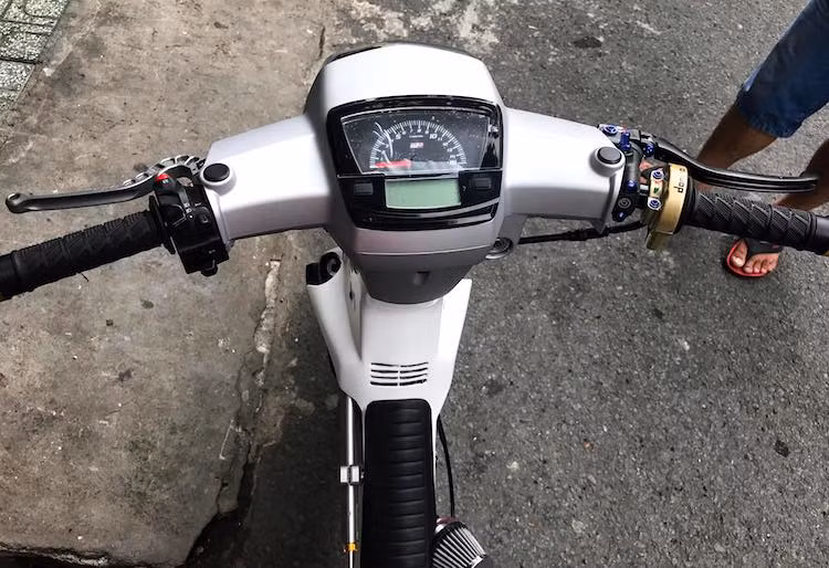 Nằm ở phía trên tay lái, chiếc xe đã sở hữu cùm công tắc rút gọn, cùm côn CRG GP, cùm phanh Brembo RCS17, cùm ga Domino, bao tay cùng cặp gù Takegawa. Tuy nhiên, để gắn được những chi tiết này, đèn xi-nhan nguyên bản của xe đã bị loại bỏ. Cụm đồng hồ Uma Racing được thiết kế dành riêng cho Dream II giúp chiếc xe có màn hình LCD đa chức năng và báo tua.