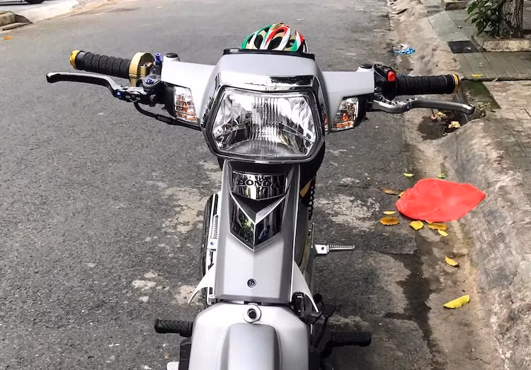 Từ trước tới nay, đã có rất nhiều bản độ Dream kiểng từng được người chơi xe Việt tạo ra. Tuy nhiên, chiếc Dream kiểng vừa được một biker tại Long Thành, Đồng Nai hoàn thành nhiều khả năng là bản độ "khủng" nhất từ dòng xe này từng được hoàn thành tại Việt Nam. Có thời gian độ lên tới 1 năm, chiếc xe đã được trang bị những phụ tùng cao cấp nhất trong giới chơi xe.