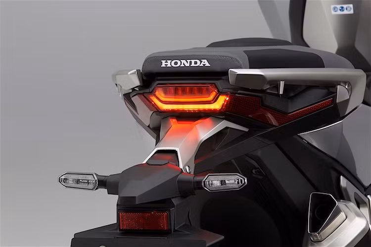 Phần đuôi xe có đèn hậu dạng LED với các dải sáng khá hiện đại, đi kèm xi-nhan LED giống như ở phía trước. X-ADV cũng có 3 chế độ lái khác nhau, ABS 2 kênh và một số hệ thống hỗ trợ hiện đại như điều khiển đổ dốc...