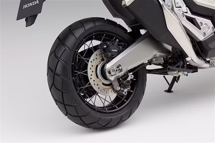 Dù có kiểu dáng tay ga nhưng X-ADV vẫn dẫn động bánh sau qua xích tải. Hộp số ly hợp kép của xe có 2 chế độ là D (chuyển số tự động, người lái chỉ cần vặn ga để chạy) và S (lên xuống số bằng nút bấm, không cần cắt côn). Để có thể dễ dàng vượt qua những vùng nước ngập, ống xả của xe đã được đặt khá cao. So với bánh trước, bánh sau của X-ADV đã được giảm đường kính xuống chỉ còn 15 inch và vẫn sử dụng vành nan không săm.