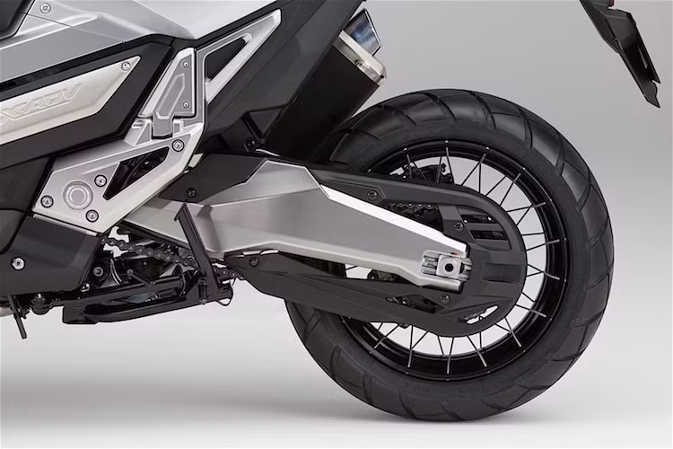 Cung cấp sức mạnh cho X-ADV hoạt động là khối động cơ 2 xi-lanh thẳng hàng, 4 kỳ DOHC làm mát bằng chất lỏng, có dung tích xi-lanh 745 cc và được trang bị hộp số ly hợp kép. Động cơ này đã được lấy từ mẫu xe scooter phân khối lớn NC750 của Honda, cũng có công suất 54 PS và mô-men xoắn 61 Nm.