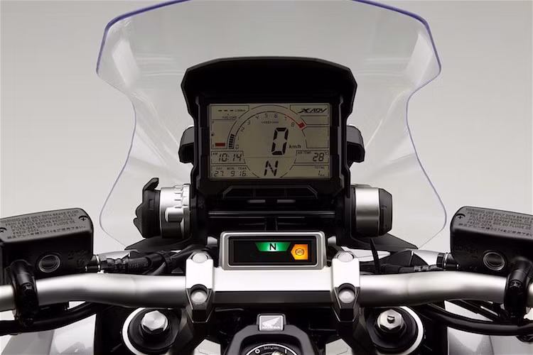 Không chỉ có một số đèn báo hiệu nhỏ, X-ADV còn được trang bị bảng đồng hồ là một màn hình lớn. Dù không phải là màn hình màu như bản concept, tuy nhiên bảng đồng hồ đơn sắc của xe cũng hiển thị nhiều thông tin như chế độ lái, lịch ngày giờ, nhiệt độ ngoài trời... hữu dụng trong các chuyến đi.