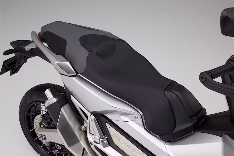 Yên xe cũng được thiết kế đầy phong cách với các mảng nổi đầy góc cạnh. Mặc dù vậy, với chiều cao yên lên tới 820 mm, X-ADV sẽ khá khó điều khiển với những tay lái có chiều cao khiêm tốn. Nằm sau yếm xe, bên dưới tay lái, Honda cũng đã tích hợp cho xe một hộc đồ nhỏ, đủ để chứa một số vật dụng cá nhân.