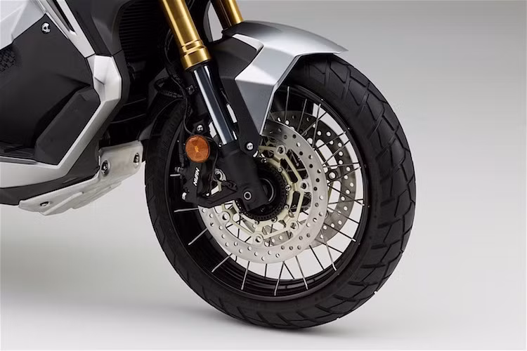 Tương tự như một số dòng adventure chuyên nghiệp như Ducati Multistrada Enduro hay BMW R1200GS, X-ADV cũng được trang bị cặp niềng căm đi kèm lốp không săm. Tuy nhiên, vành trước của xe chỉ có đường kính 17 inch. Hệ thống phuộc trước là loại USD hành trình lớn, trong khi phanh trước đĩa kép với cặp heo 4 pis Nissin như trên những mẫu môtô truyền thống.