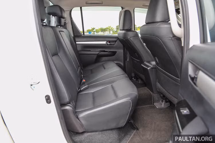 Hàng ghế sau trên xe có khoảng không gian cho người ngồi sau lớn hơn so với thế hệ trước, đồng thời bản thân từng ghế ngồi cũng được thiết kế lại để trở nên thoải mái hơn. Toyota cũng đã tích hợp một số tiện ích giá trị dành cho hàng ghế sau như bệ tì tay gấp gọn có khay giữ cốc hay móc treo đồ có khả năng gập gọn vào lưng ghế trước.