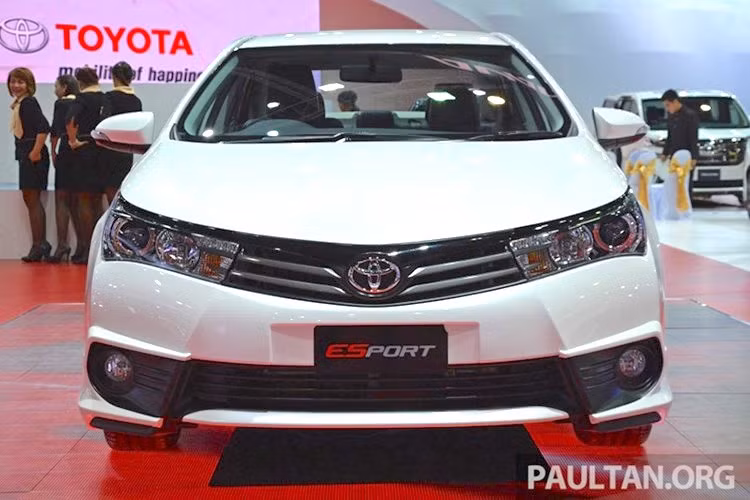 Phiên bản cao cấp nhất của dòng sedan hạng C Toyota Corolla Altis là 2.0V cũng giảm giá mạnh như Land Cruiser, từ 933 triệu nay chỉ còn 863 triệu. Đồng thời, các phiên bản Corolla Altis 1.8G MT và 1.8G AT cũng giảm 60 triệu, chri còn lần lượt 687 và 737 triệu đồng.