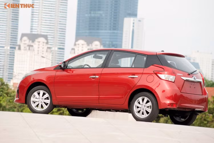 Về cơ bản là Vios hatchback, nhưng Toyota Yaris nhập khẩu Thái Lan không có mức giảm "sâu" như " người anh em" sedan lắp ráp tại Việt Nam của mình. Phiên bản Yaris E giảm từ 592 xuống còn 572 triệu đồng, trong khi Yaris G giảm từ 642 còn 622 triệu.