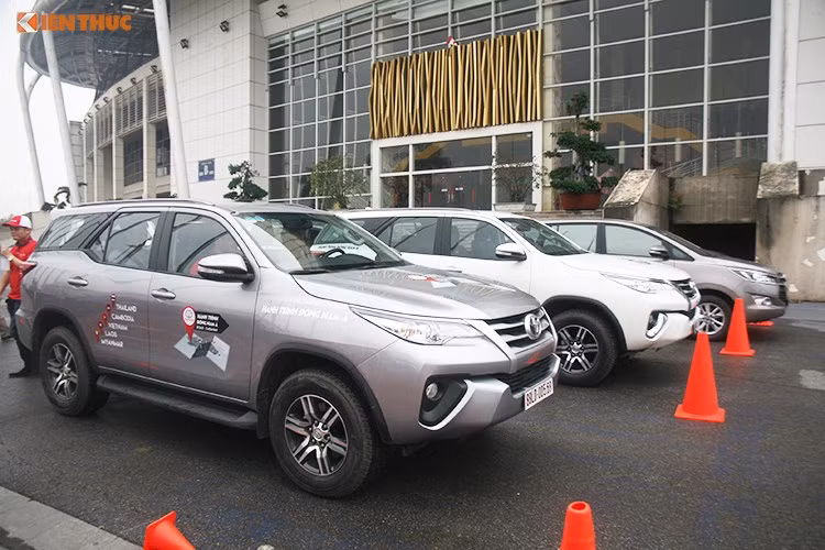 Dù Toyota giảm giá sâu toàn bộ dòng sản phẩm, tuy nhiên có 2 dòng xe đã được hãng giữ nguyên giá cũ. Dòng xe đầu tiên là chiếc Fortuner thế hệ mới. Hiện tại, phiên bản Fortuner 2.4G 4x2 có giá khởi điểm 981 triệu đồng. Phiên bản 2.7V cầu sau của chiếc xe giá 1,149 tỷ và cuối cùng, bản Fortuner cao cấp nhất 2.7V 2 cầu 4x4 có giá 1,308 tỷ.