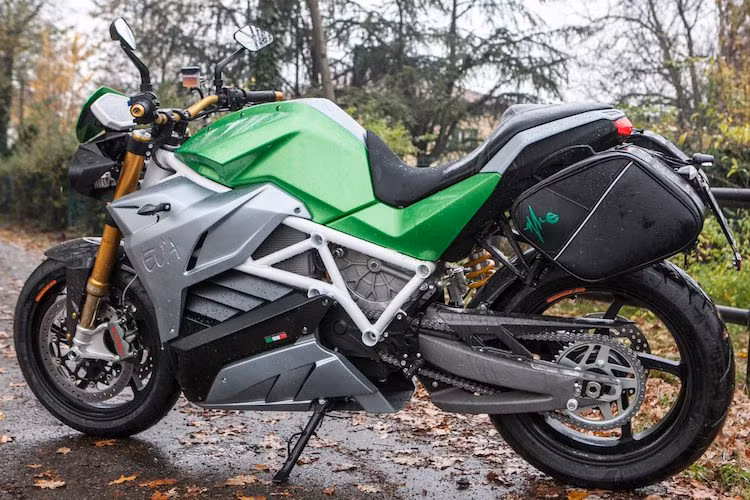 Toàn bộ khối pin sẽ được điều khiển bởi hệ thống kiểm soát với các thuật toán khác nhau, ngay cả khi chiếc xe tắt nguồn. Là một chiếc xe điện, Energica Eva có bảng đồng hồ là một màn hình 16 triệu màu 4,3 inch độ phân giải 480 x 272 pixel, được tích hợp sẵn kết nối Bluetooth và GPS. Xe có 4 chế độ lái khác nhau và chỉ có 1 số tiến, 1 số lùi.