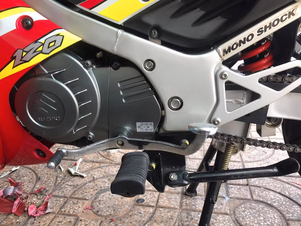 Đặc điểm khiến Suzuki Satria 120 và các biến thể của nó trở thành "huyền thoại" đối với người chơi xe tại Việt Nam đó là khối động cơ 2 kỳ 1 xi-lanh 120,7 cc làm mát bằng gió của xe, với công suất lên tới 15,5 PS và mô-men xoắn cực đại 15 Nm.