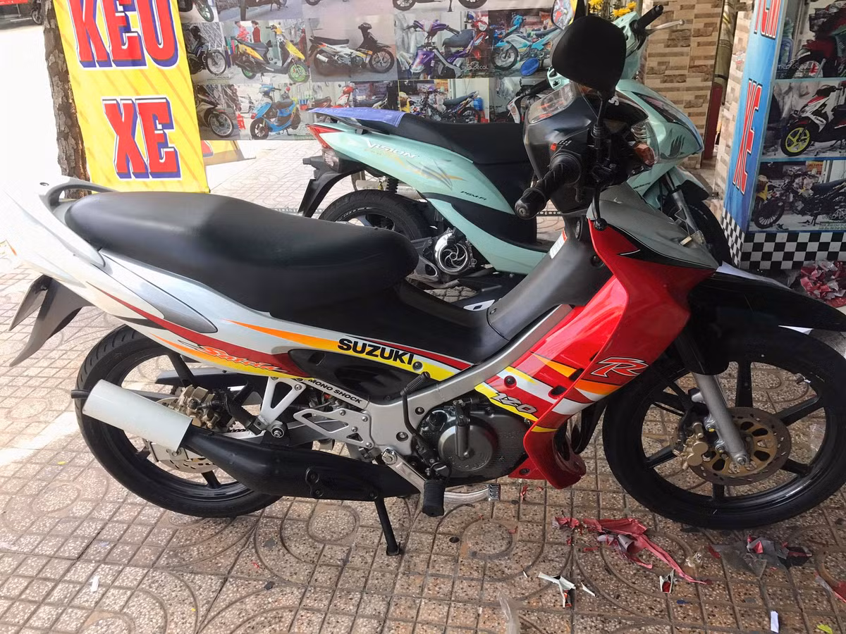 Cách đây 2 tháng, chiếc xe này từng được chủ sở hữu rao bán với giá tròn 1 tỷ đồng. Dù có giá cực đắt nhưng chiếc Satria 2006 đời cuối này cũng đã nhanh chóng tìm được chủ mới. Được biết người mua xe là một "đại gia" đam mê giấu tên chuyên sưu tập xe mua về.