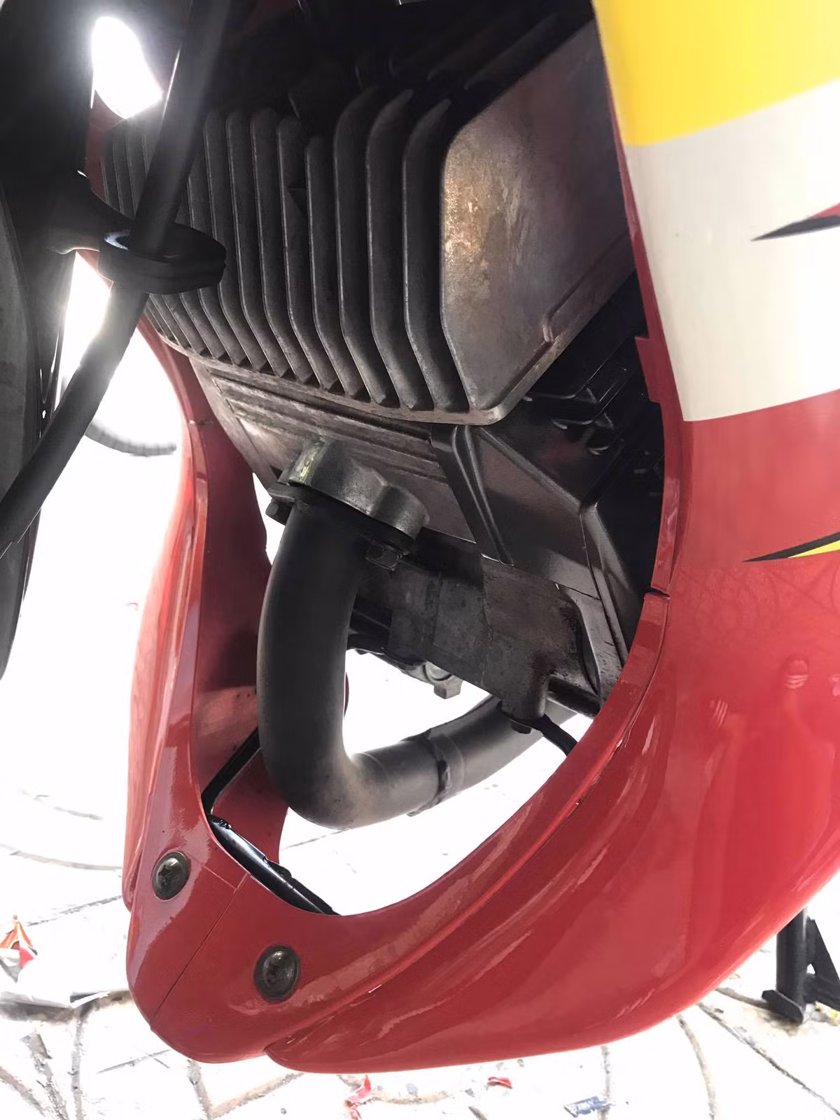 Do mới chỉ chạy được hơn 1000 km nên động cơ của chiếc xe này cũng hoàn toàn sạch sẽ, gần như không có vết dầu mỡ thường xuất hiện trên các loại xe 2 kỳ.