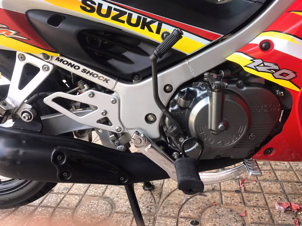 Tại thời điểm năm 2004 và ngay cả ngày nay, đây là một mức công suất rất mạnh đối với một mẫu xe số phổ thông. Nhờ động cơ mạnh mẽ, Satria 120 có thể đạt tốc độ tối đa lên tới 145 km/h. Một điểm nổi bật khác đó là chiếc xe có tới 6 cấp số, do dải mô-men xoắn hẹp của động cơ 2 kỳ.