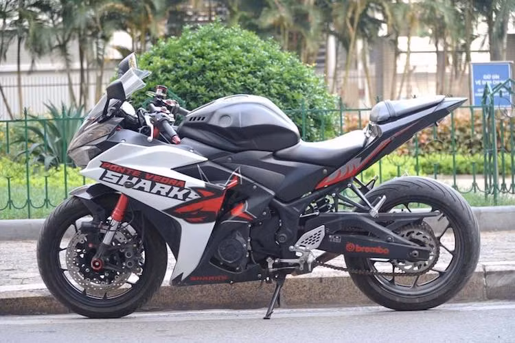 Hiện tại, R25 có giá xe cũ rẻ hơn một chút so với R3, chính vì vậy chiếc xe được không ít người chơi "săn lùng" và độ lại. Để khiến chiếc R25 có vẻ ngoài ấn tượng hơn, "cứng cáp" hơn như những mẫu superbike trên 600 cc, một người chơi xe tại Hà Nội đã trang bị hàng loạt phụ tùng nâng cấp độc đáo.